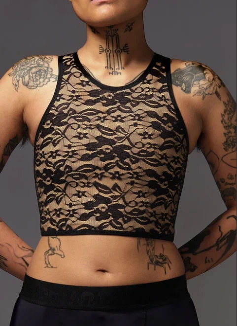 Binder court noir en dentelle transparente porté par une personne avec des tatouages sur le cou et les bras, de la marque UNTAG.